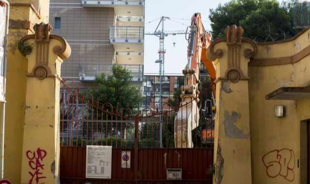 Bari, addio all'antica sede della Birra Peroni: le ruspe la stanno radendo al suolo